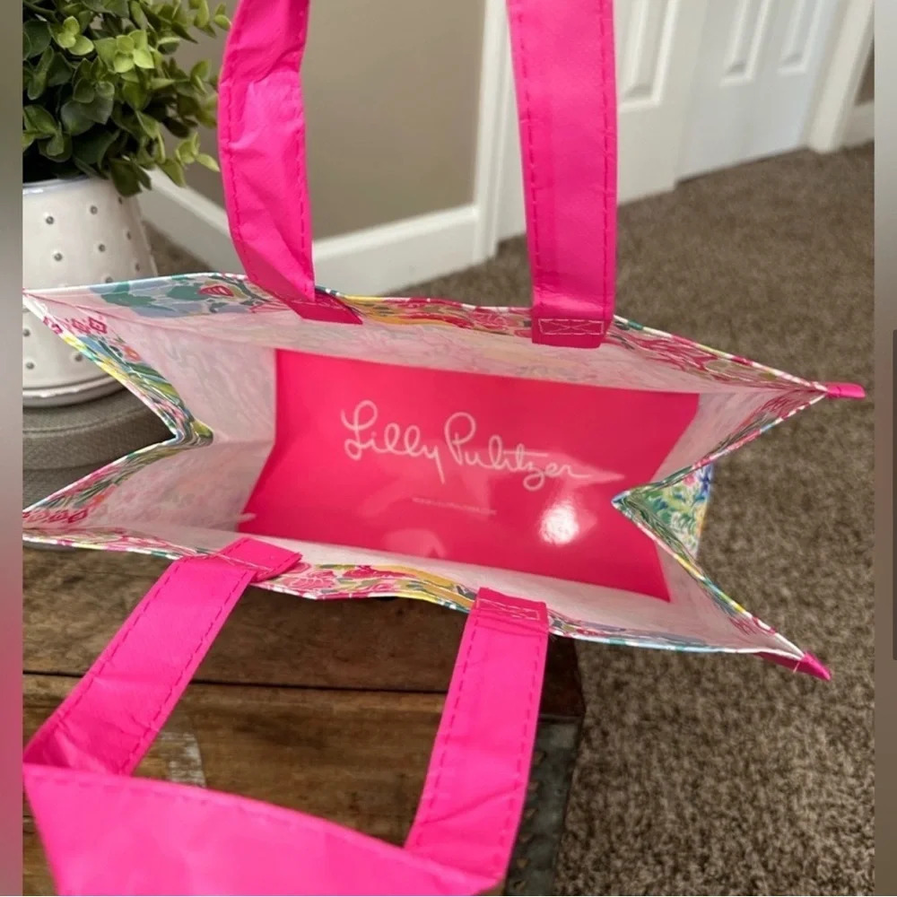 NWOT Lilly Pulitzer Floral Garden Pink Leopard
Reusable Plastic 11" x 9" Tote - Picture 5 of 6